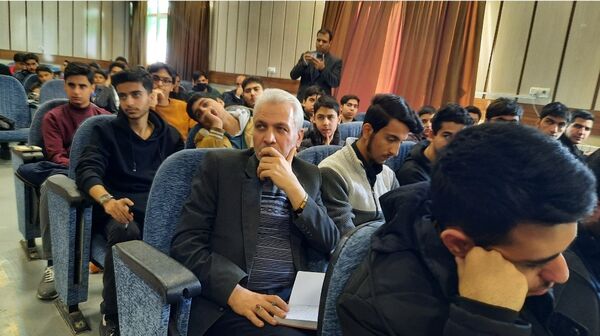 اولین نشست روسای تشکل‌های دانش‌آموزی مدارس سمپاد استان در دبیرستان فرزانگان ۲دوره دوم ناحیه۷ مشهد 