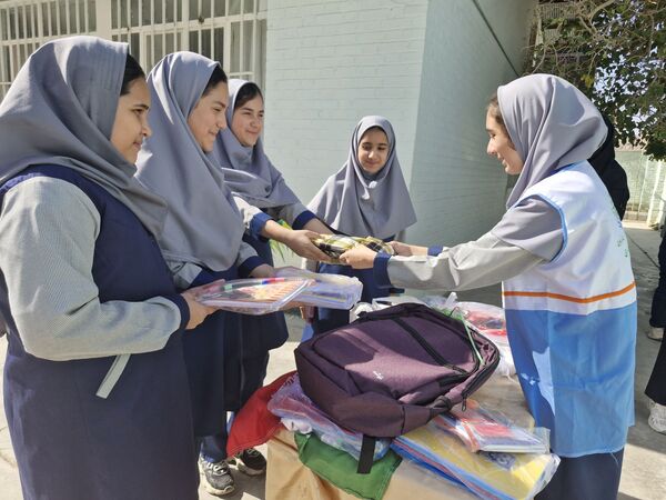 جشن عاطفه‌ها در دبیرستان افق خواف 