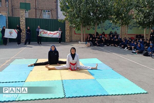  حرکات های ورزشی توسط ورزشکاران دبیرستان ایثار یک  به مناسبت هفته تربیت بدنی 