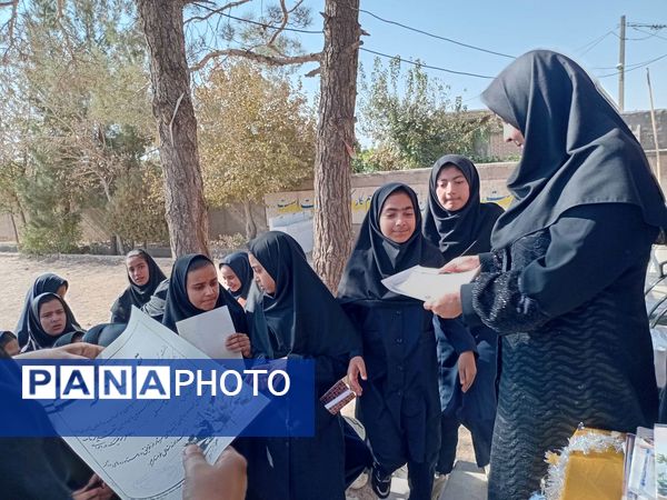 تقدیر از دانش آموزان منتخب هفته بهداشت روان در دبیرستان مادرمهربان خلیل آباد