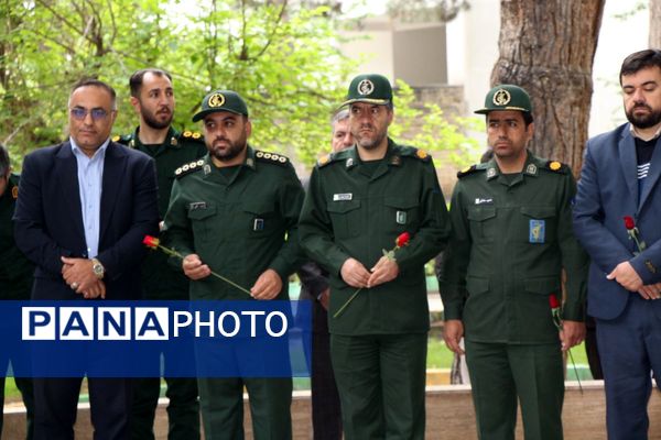 غبارروبی و عطر افشانی مزار شهدا در سملقان