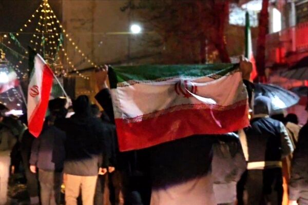 قرار شبانه فارسانی‌ها زیر باران برای دفاع از وطن