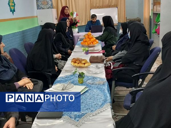 جلسه شورای دبیران در دبیرستان دخترانه فضه 