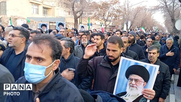 خروش مردم چهارمحال و‌بختیاری در میدان انقلاب شهرکرد