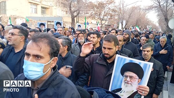 خروش مردم چهارمحال و‌بختیاری در میدان انقلاب شهرکرد