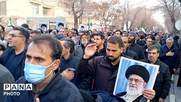 خروش مردم چهارمحال و‌بختیاری در میدان انقلاب شهرکرد