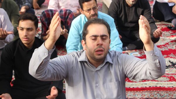 طنین دعای عرفه در پارک کوهستان یزد