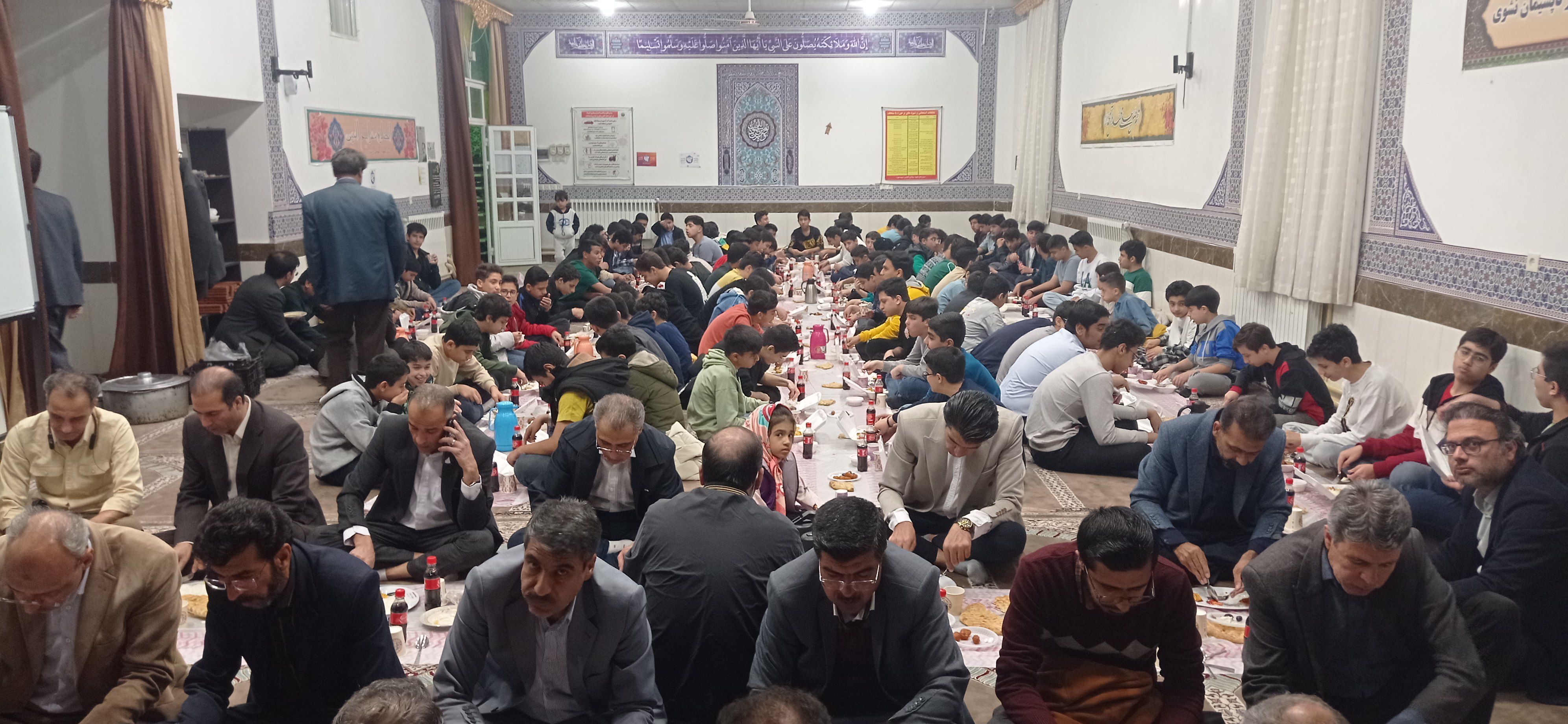 مراسم افطاری در دبیرستان استعدادهای درخشان شهید بهشتی دوره اول