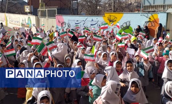 شور و نشاط دانش‌آموزان مدارس منطقه پردیس در جشن‌های دهه فجر انقلاب اسلامی 