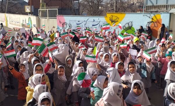 شور و نشاط دانش‌آموزان مدارس منطقه پردیس در جشن‌های دهه فجر انقلاب اسلامی 