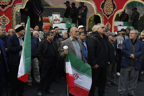 وداع باشکوه مردم با شهدای گمنام در قلب پایتخت