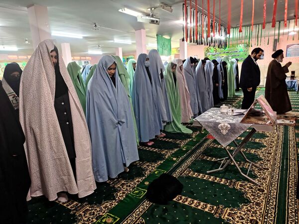 جلسه پرسش و پاسخ با امام جمعه شهرستان نیشابور در دبیرستان شاهد قدسیان 