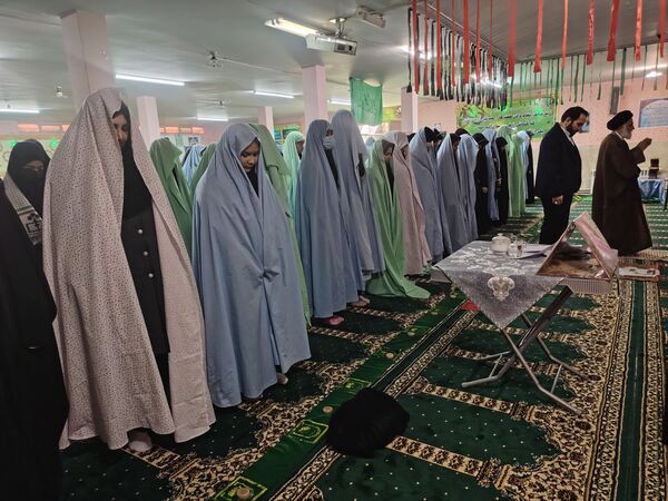 جلسه پرسش و پاسخ با امام جمعه شهرستان نیشابور در دبیرستان شاهد قدسیان 