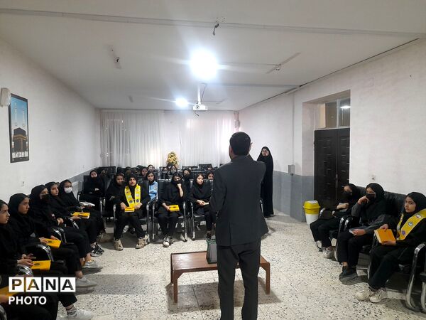 بازدید دانش آموزان  آموزشگاه تکتم از نمایشگاه کانون امام خمینی (ره) 