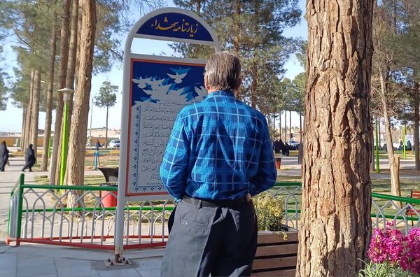 اقامه نماز با شکوه عید فطر به امامت امام جمعه حبیب آباد