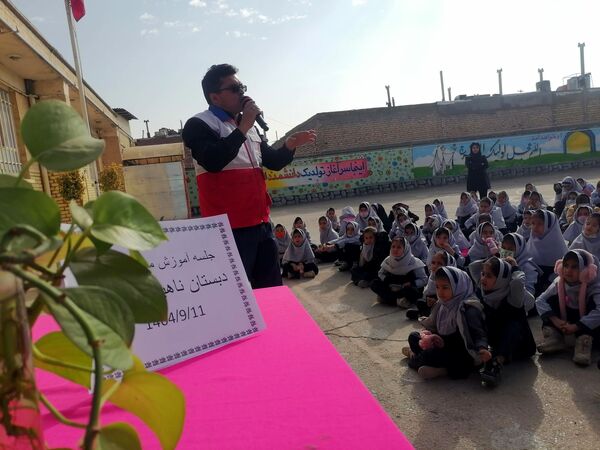  آموزش نحوه پناهگیری وآمادگی برای  مانور زلزله