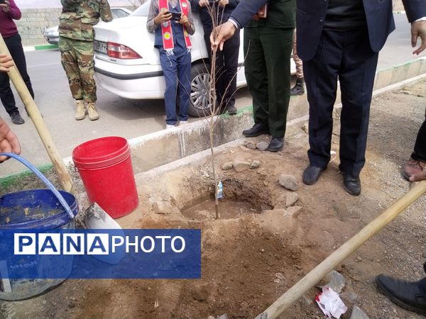 مراسم درخت کاری در مدرسه پویندگان فرهنگ شهرستان خلیل آباد 