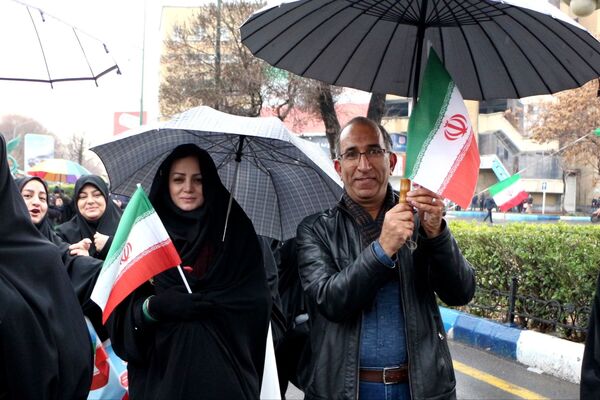خلاقیت و نشاط دانش‌آموزی در غرفه‌های آموزش و پرورش در مسیر راهپیمایی ۲۲ بهمن
