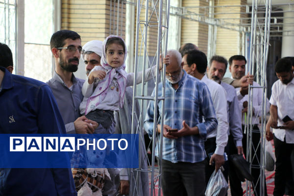 جلوه‌هایی از حضور نوجوانان قمی در شعبه‌های اخذ رای -1