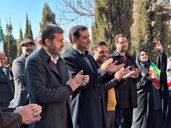 نواخته شدن زنگ انقلاب اسلامی توسط استاندار اصفهان