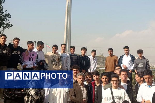 بازدید دانش‌آموزان دبیرستان شهدای علم‌ و فناوری بهارستان دو از دانشکده دندانپزشکی تهران 
