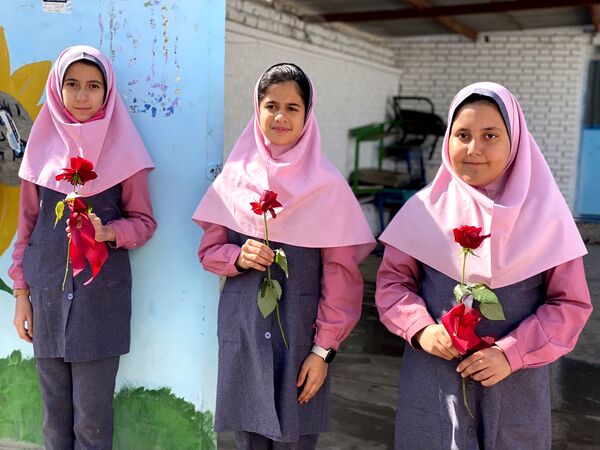 نواختن زنگ جشن نیکوکاری در دبستان زینب قهرمانی مه ولات