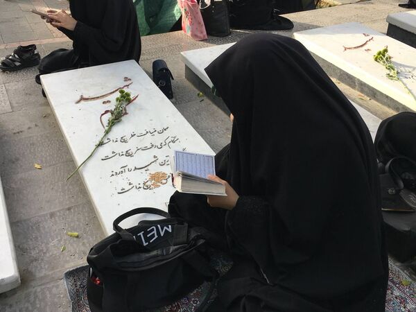 برپایی مراسم دعای عرفه در گلستان شهدای اصفهان
