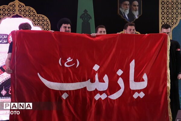 پرچم حرم حضرت زینب در میان شیعیان عزادار سوریه