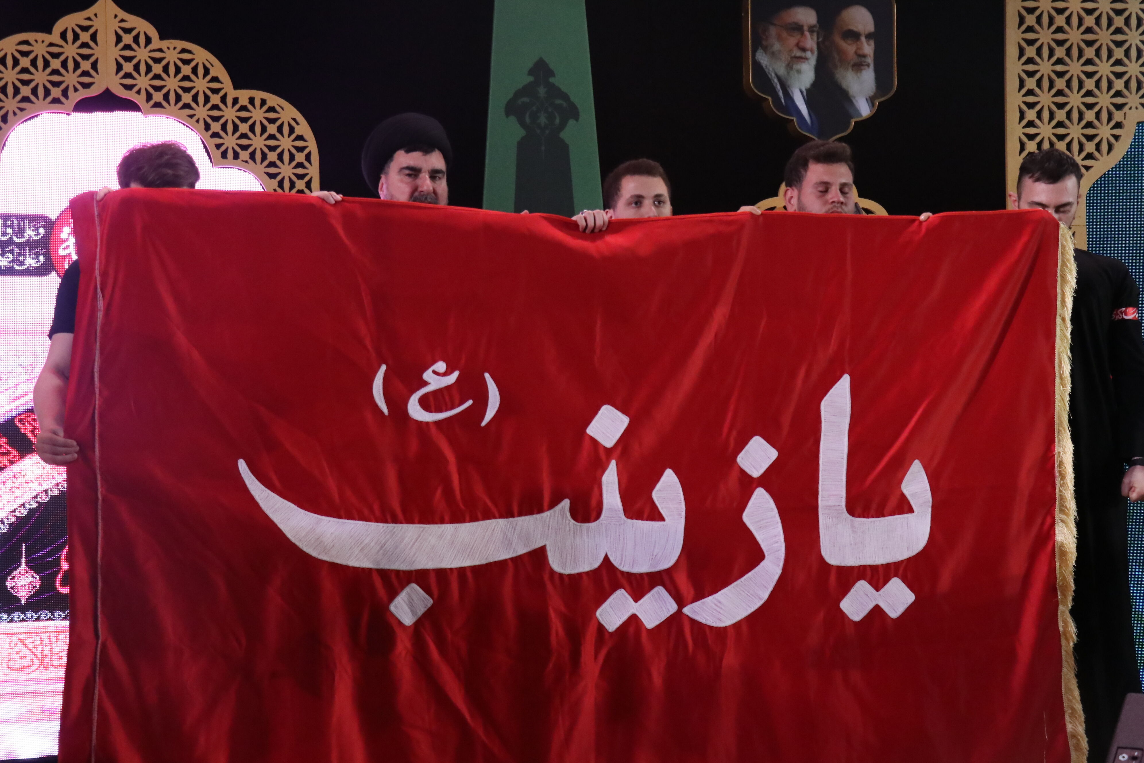 پرچم حرم حضرت زینب در میان شیعیان عزادار سوریه