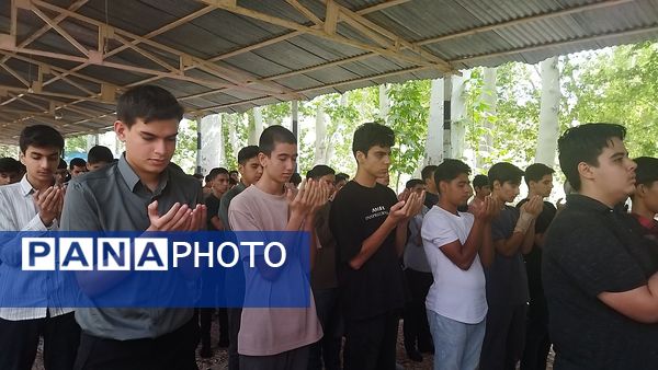 اولین نماز جماعت پایه دهمی ها همراه با کادر دبیرستان شاهد ابوذر غفاری 