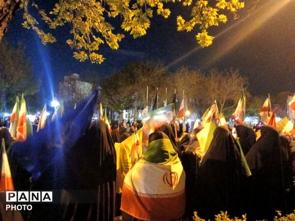 خروش مردم در میادین و تجمعات شبانه همراه با طنین شعار های مهدوی و انقلابی