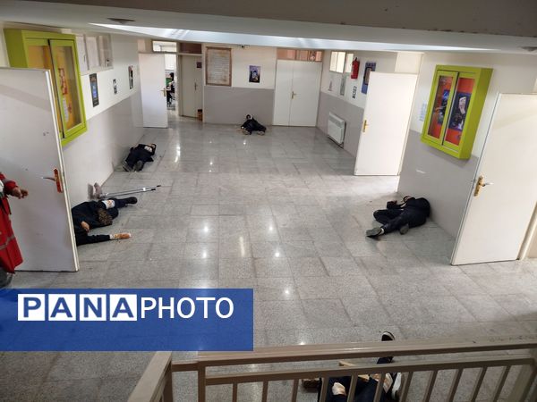 نواخته شدن بیست و ششمین زنگ نمادین استانی مانور زلزله در مدرسه شاهد ظهور آموزش و پرورش ناحیه یک