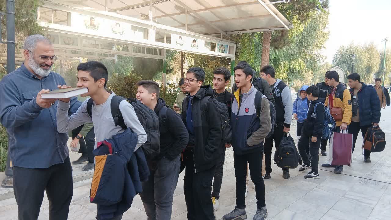 اعزام پنجمین کاروان راهیان نور پسران دانش‌آموز استان قم