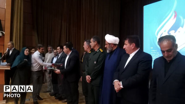 آیین گرامیداشت هفته معلم و تجلیل ازمعلمین زحمت کش  شهرستان کوهدشت 