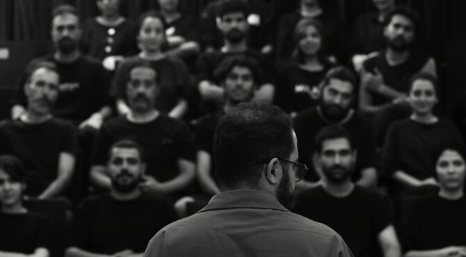 سوران احمدی با نمایش «بی/نا بینا» در عمارت هما روی صحنه می‌رود