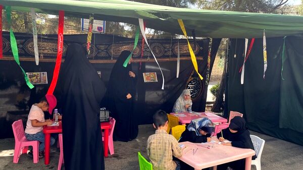 بازآفرینی مسیر عشق؛ جاماندگان اربعین در شبیه‌سازی مواکب نجف تا کربلا گردهم آمدند‌.