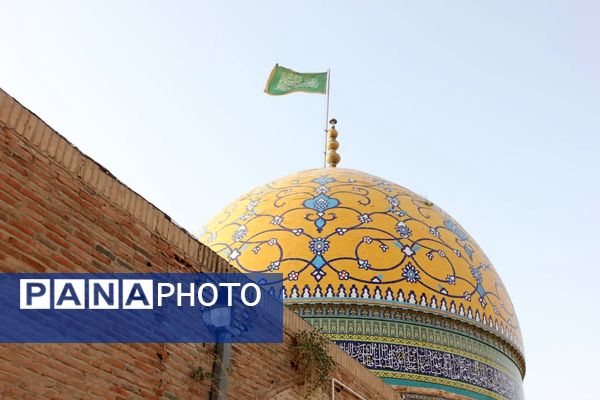 آیین مذهبی تعویض پرچم گنبد حرم مطهر حضرت سلطانعلی ابن امام محمد باقر(ع)