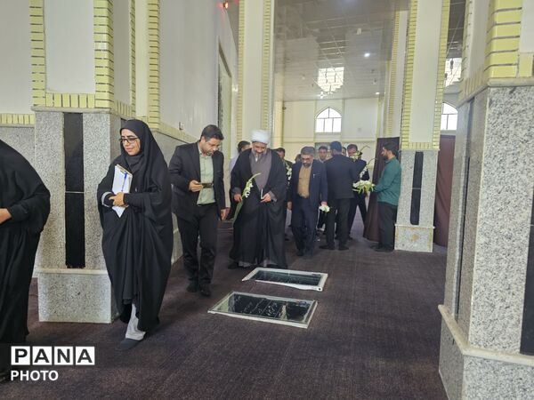 غبارروبی و عطرافشانی گلزار شهدا به مناسبت هفته دفاع مقدس