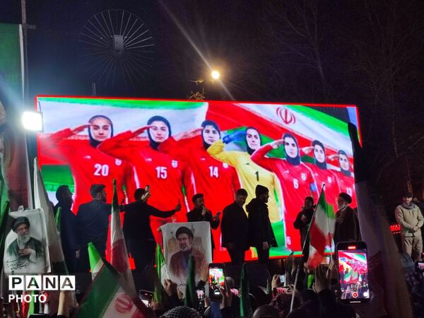 پیمان دوباره با رهبری با نوای رسای مهدی رسولی در آیین تجدید بیعت 