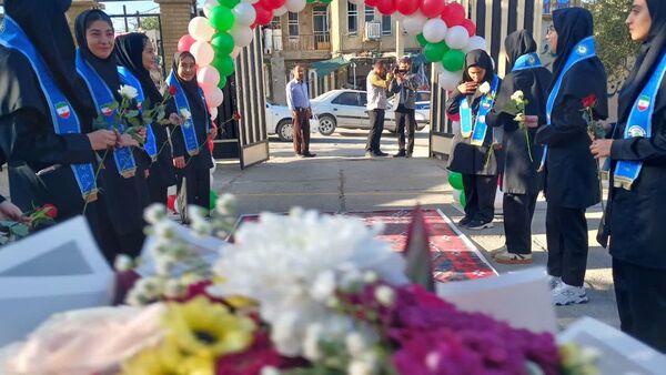 نواختن زنگ استانی مهر، ایثار و مقاومت در مدرسه نمونه دولتی ۹ دی به مناسبت آغاز سال تحصیلی و هفته دفاع مقدس