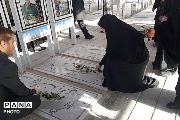 تجدید میثاق معاونین پرورشی، مربیان تربیتی و مشاورین مدارس کهریزک با آرمان‌های امام راحل و شهدا