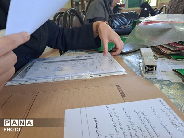 تحویل کارنامه دانش‌آموزان در مدرسه سید میرزایی