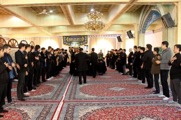 عزاداری دانش‌آموزان برای حضرت زهرا (س) در کنار مزار شهید گمنام