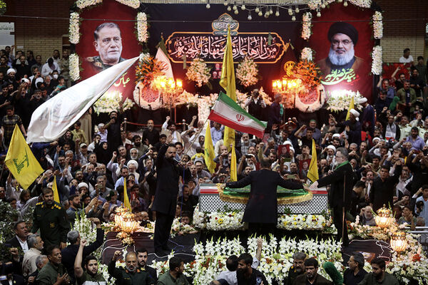 جلوه‌هایی از مراسم وداع با پیکر سردار شهید «نیلفروشان» در قم