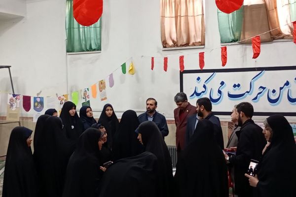افتتاح نمایشگاه مدرسه انقلاب، کاری مشترک از دبیرستان ولیعصر (عج) و دبیرستان مهدیه ناحیه یک ری