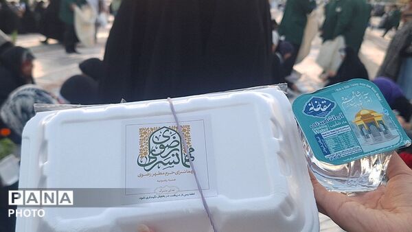 «سفره پدری» در حرم امام رضا (ع) پهن شد