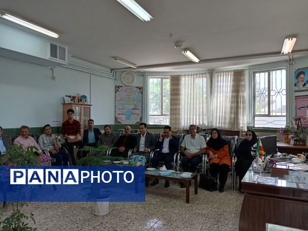 مراسم تقدیر از دبیران دبیرستان نمونه آیت الله خامنه‌ای