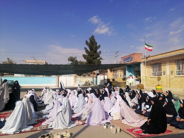 اقامه نماز باران  در دبستان ناهید نخودی 