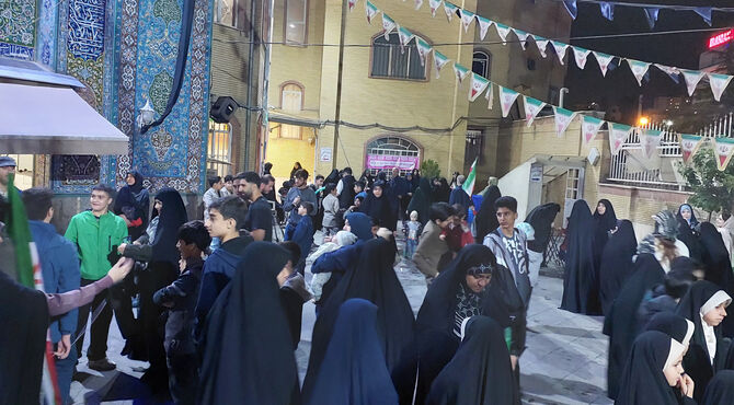 حال و هوای دانش‌آموزان در موکب سازمان دانش‌آموزی غرب تهران 