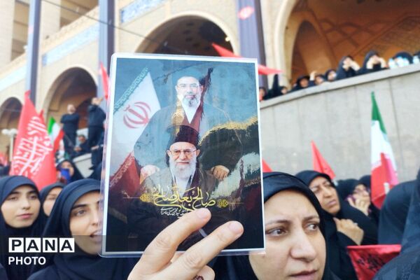 بدرقه با اشک و بیعت ،ایران در سوگِ قائد شهید امت